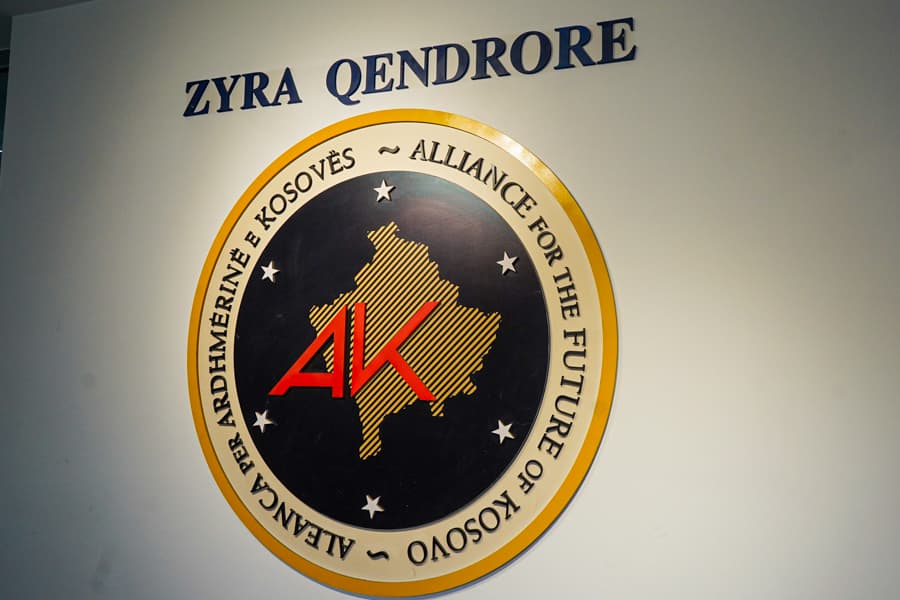 AAK-ja prezanton mocionin në 3-vjetorin e Qeverisë: Tri vjet stagnim për vendin