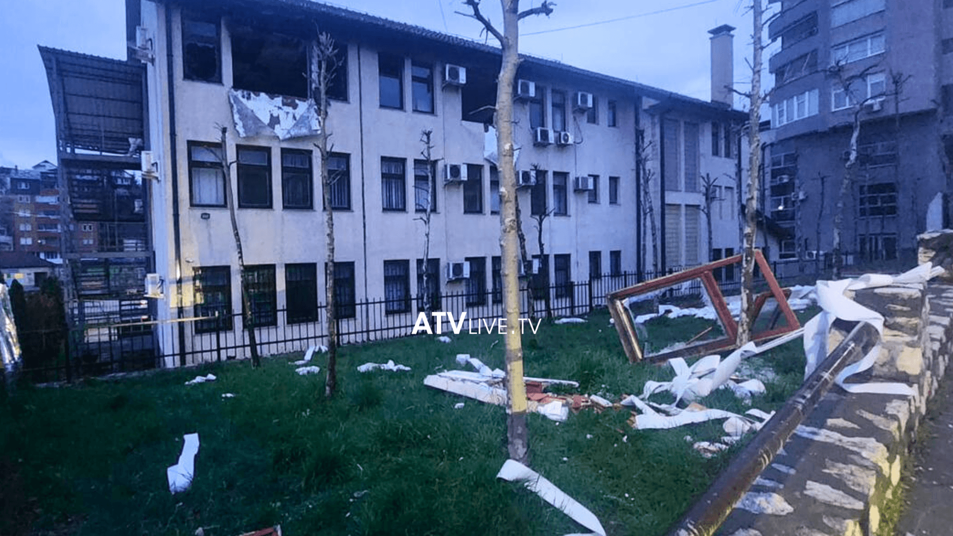 Zjarri në Gjykatën e Kaçanikut, dyshohet se u shkaktua qëllimisht nga disa persona