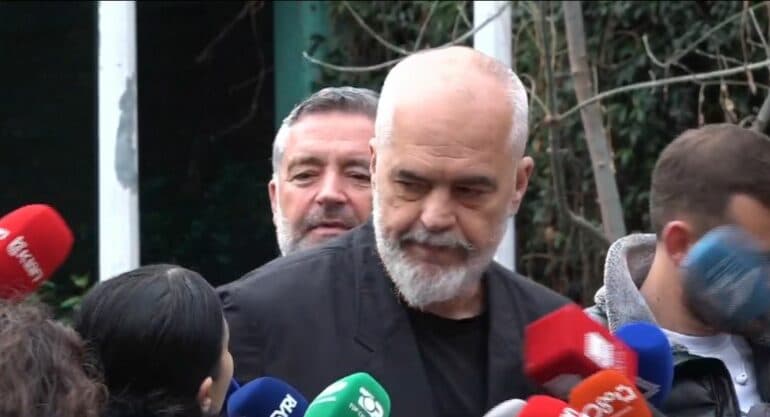 (VIDEO) Edi Rama shtyn gazetaren, refuzon të përgjigjet