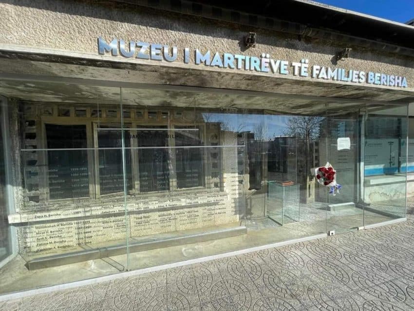 Osmani përkujton masakrën në familjen Berisha në Suharekë: 25 vjet më parë, 46 anëtarë të kësaj familje u masakruan në pragun e shtëpisë së tyre