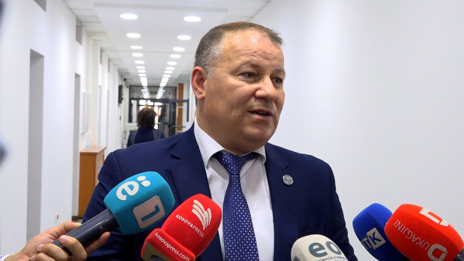 Hoxha: Derisa Radojiçiqi dhe grupi i tij janë të lirë, rreziku mbetet i lartë