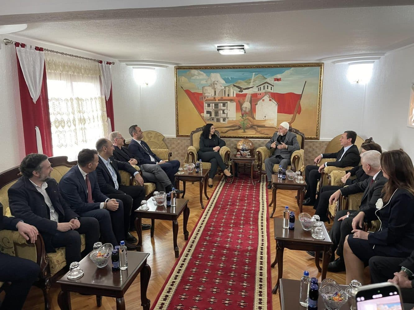 Rifat Jashari pret krerët e shtetit në kullën e Prekazit