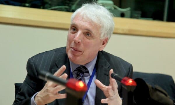 Jamie Shea: Nuk do të ketë luftë në Kosovë, Kryeministri Kurti të tregojë se është partner i besueshëm i ShBA-së dhe BE-së
