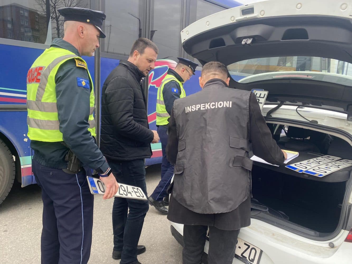 Taksitë ilegalë e linjat e autobusëve, cak i Inspektoratit dhe Policisë – Konsiderohen shkaktarë të tollovisë në komunikacion