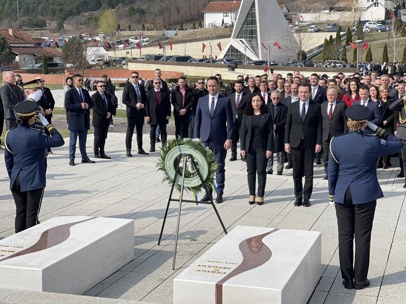 26-vjetori i Epopesë së UÇK-së, liderët e shtetit kujtojnë të rënët e familjes Jashari
