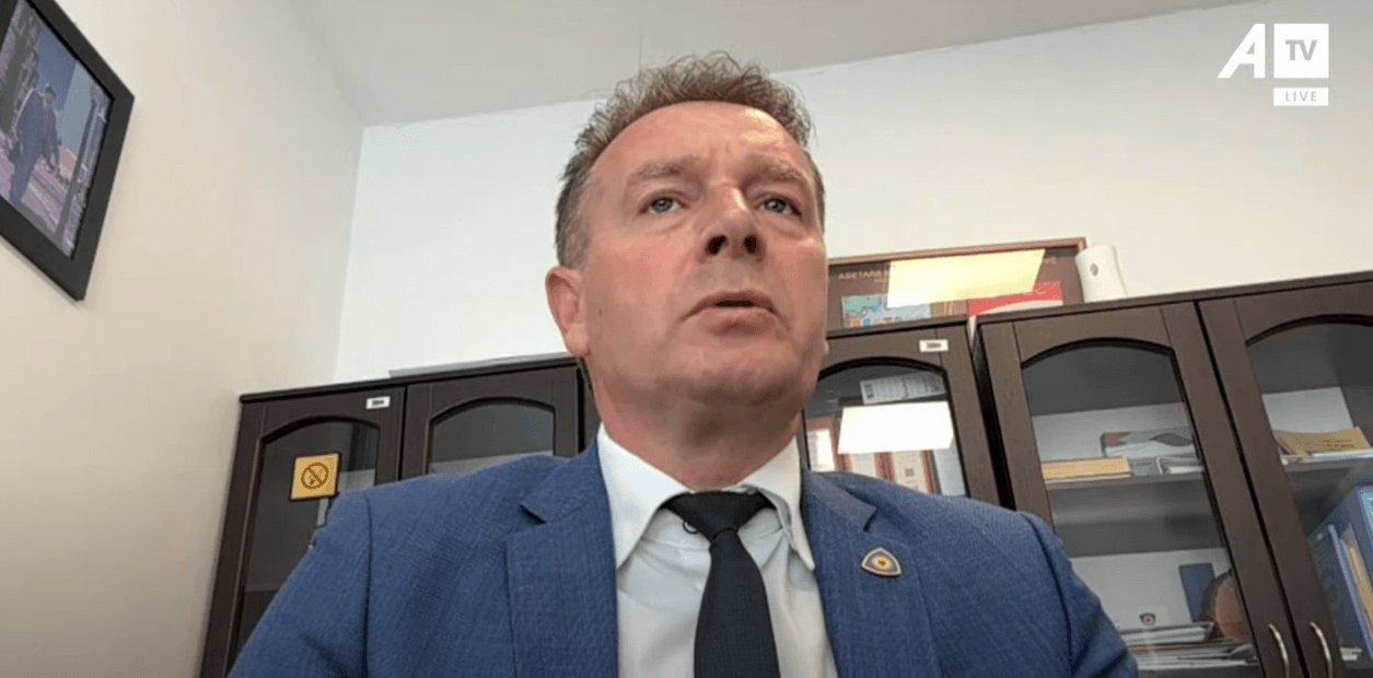 Suhareka merr vendim që për 7 Mars s’lejohet asnjë dhuratë tjetër, përveç lules dhe librit – Drejtori i arsimit tregon arsyen për këtë vendim