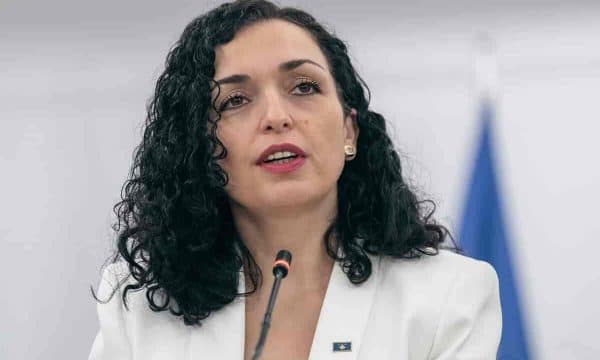 Presidentja Osmani ngushëllon familjet e viktimave nga zjarri në Tuzla