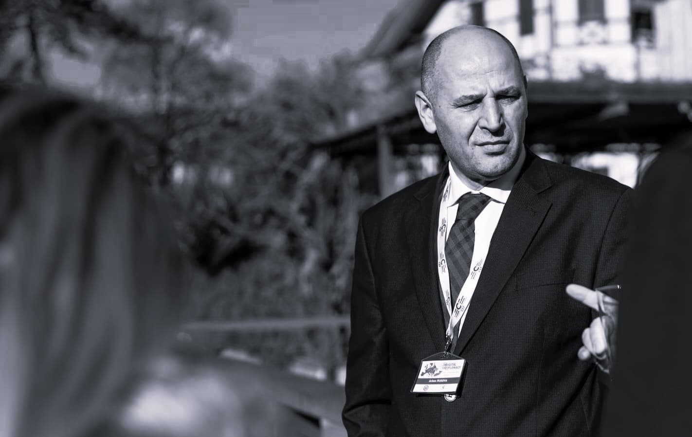 Vdes gazetari i njohur dhe zyrtari i MPJ-së, Arben Rugova