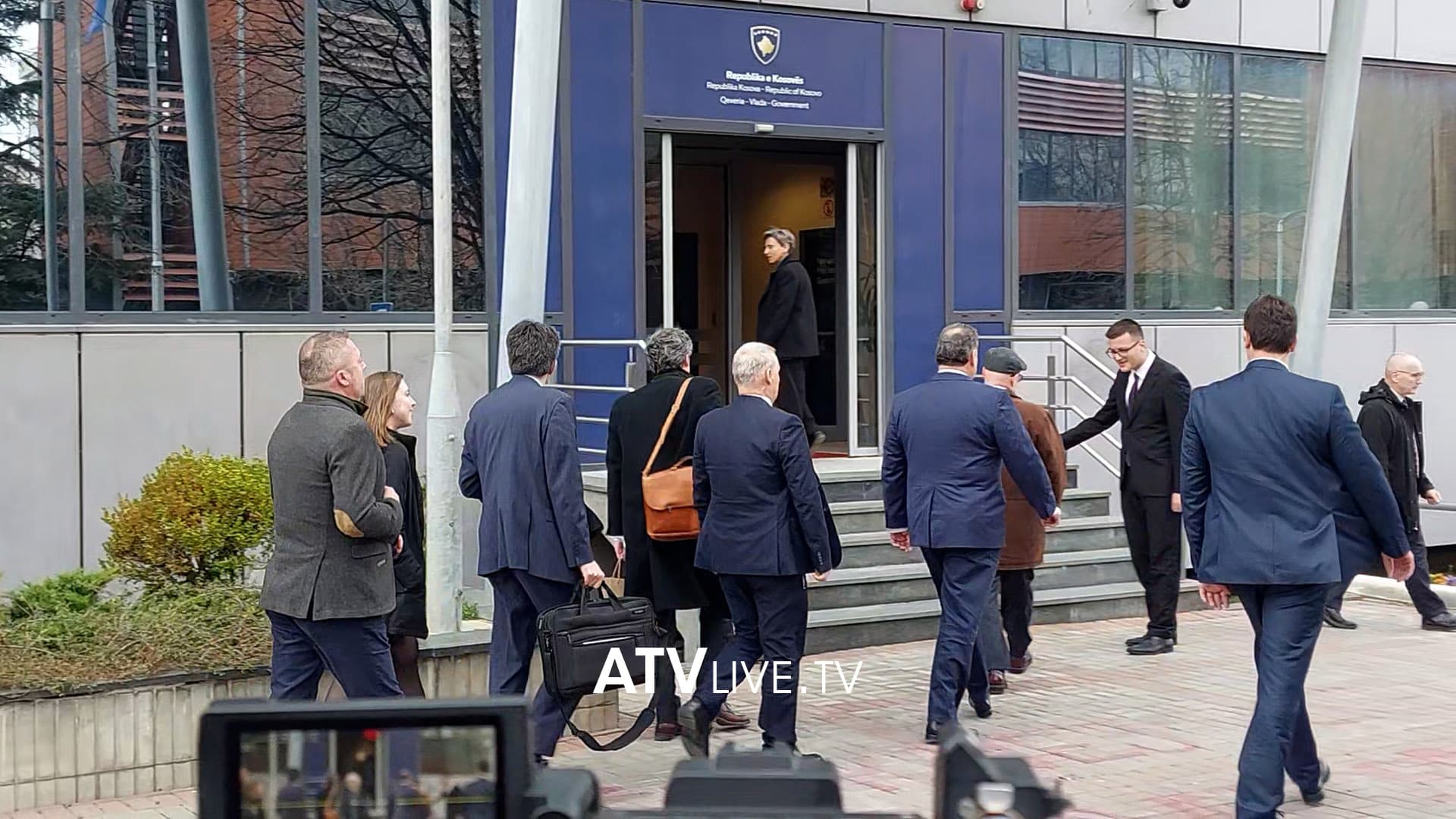 Escobar mbërrin në Qeveri, zhvillon takim me Kurtin