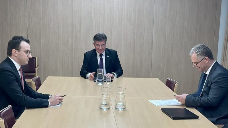 Fillon takimi trepalësh në Bruksel
