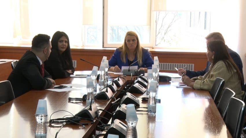 Mungojnë deputetët e LV-së, dështon mbledhja e Komisionit parlamentar për hetime në MPJD
