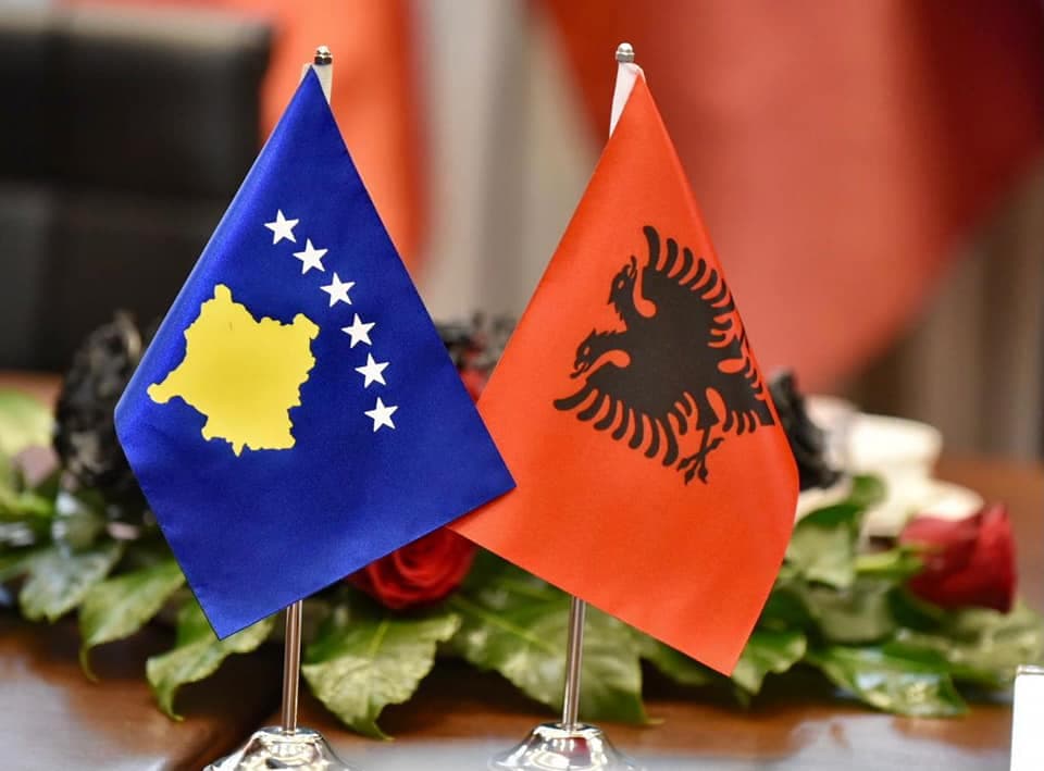​Referendumi për bashkim: Shumica e shqiptarëve në Kosovë e Shqipëri do të votonin pro