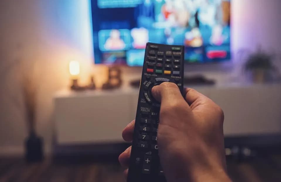 Ky është efekti surprizë që ka televizori te cilësia e gjumit dhe hormonet tuaja