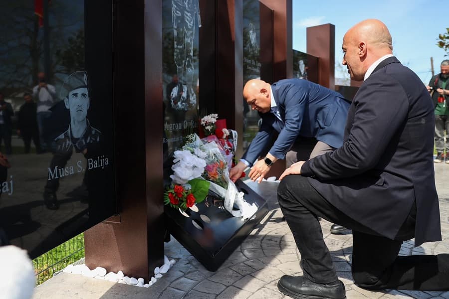 Haradinaj përkulet para sakrificës së luftëtarëve të lirisë në Smolicë e Grabanicë