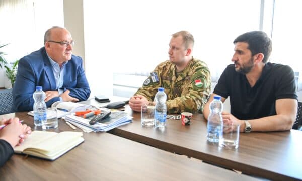 Bulliqi në takim me komandantin e KFOR-it në Podujevë, flasin për sigurinë