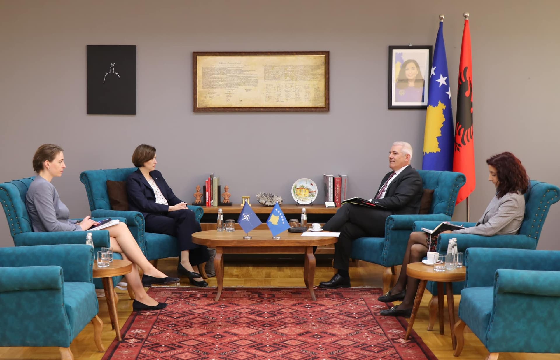 Sveçla takohet me zyrtaren e NATO-s, diskutohet për situatën në veri dhe veprimet kërcënuese të Serbisë ndaj Kosovës