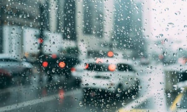 Policia e Kosovës ka një apel për shoferët: Kujdes gjatë vozitjes pas fillimit të reshjeve të shiut në vend