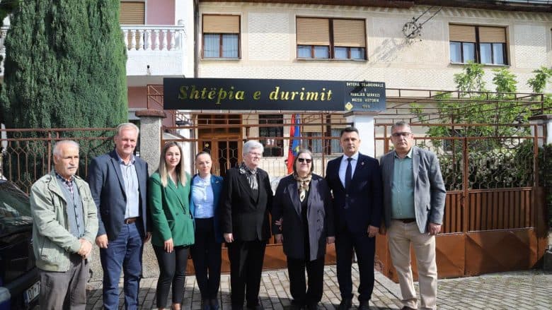 Zbulohet pllaka “Shtëpia e Durimit” në Shtëpinë Tradicionale të Familjes Qerkezi
