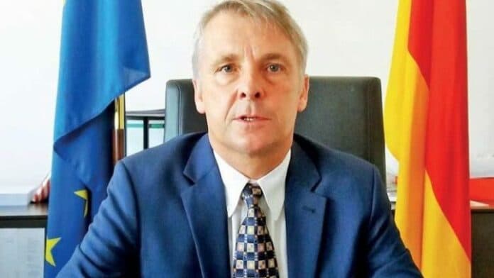 Ambasadori Rohde e përgëzon Xhakën me shokë për kalimin në finale të Ligës së Evropës