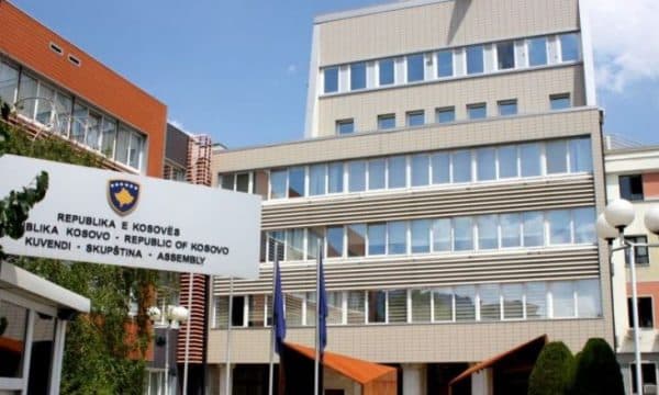 Pas mbledhjes me tensione, sot pritet të shqyrtohet Projektligji për tekste shkollore