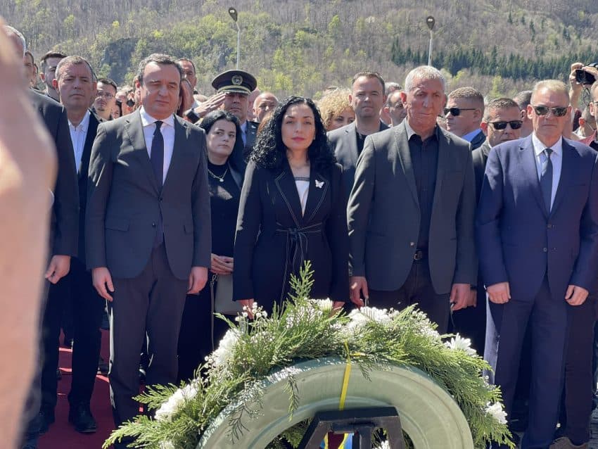 Osmani e Kurti bëjnë homazhe në Kompleksin Memorial në Koshare