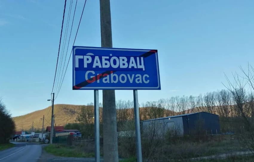 Dëmtohen tabelat me emërtime shqip në veri, u vendosën stikera me shkronja cirilike