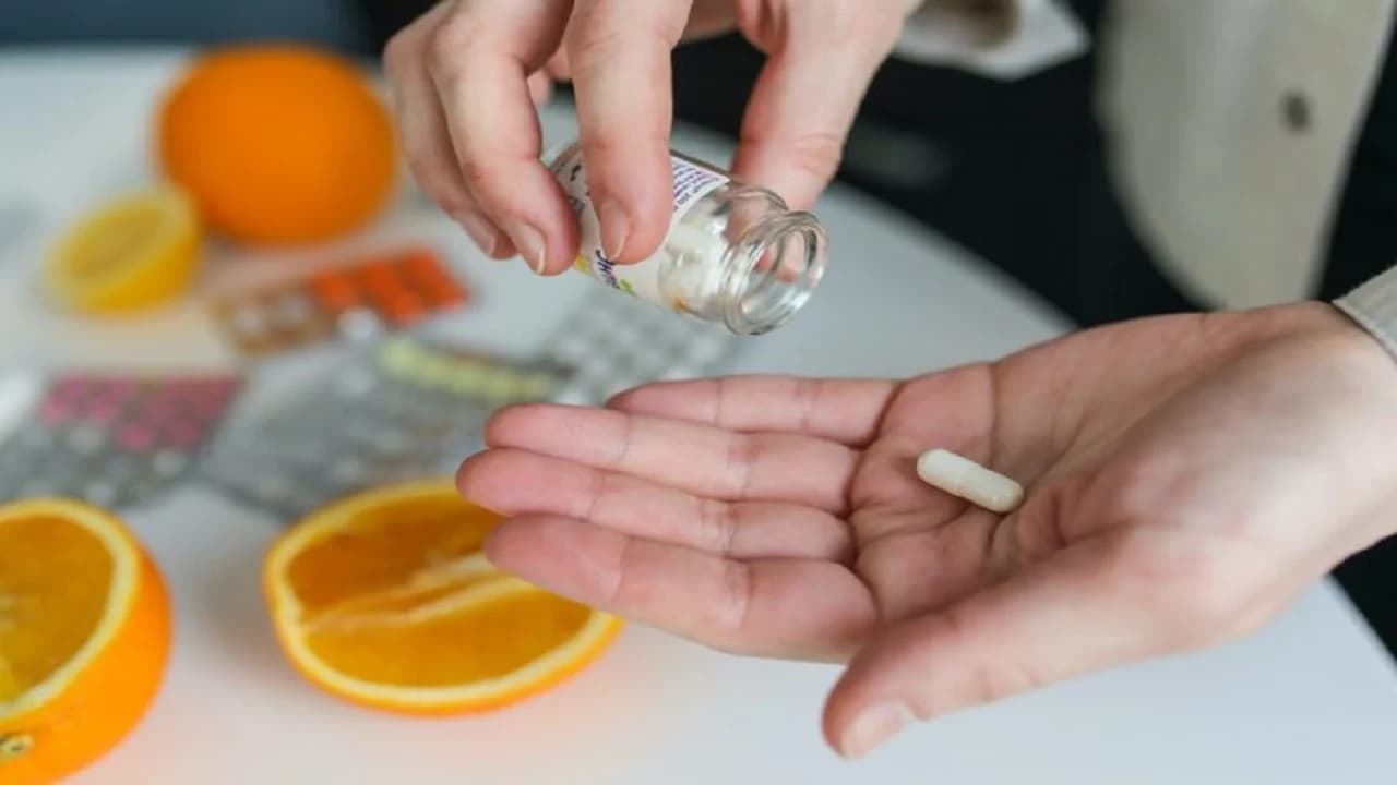 Cilat vitamina mungojnë nëse ju bien flokët, ju mpihen duart apo keni ngërçe në stomak – çfarë duhet patjetër të hani