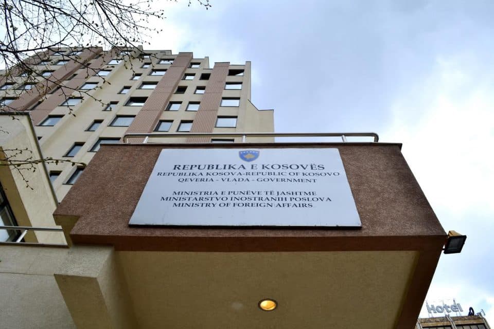 MBJ-ja s’tregon për numrin e aplikantëve për pasaportat, pas vendimit të PE-së