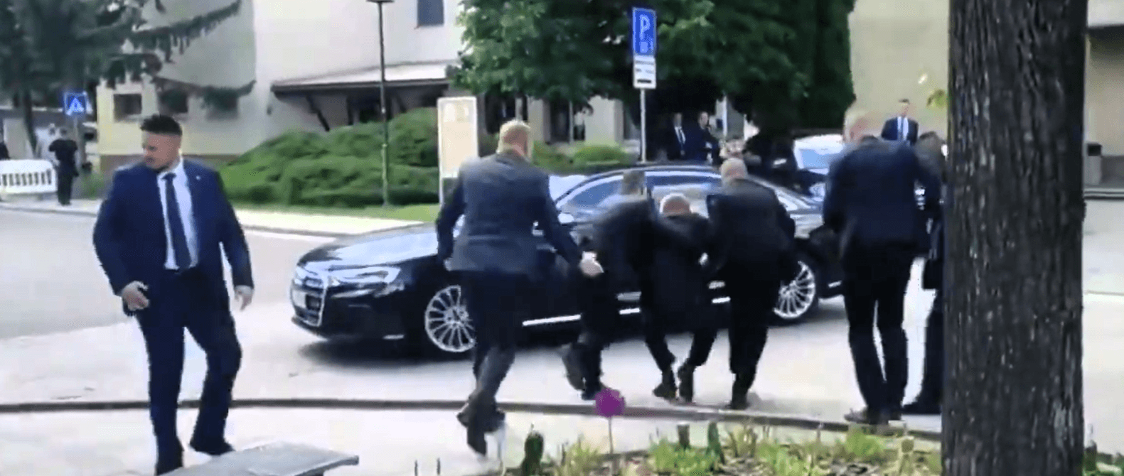 (VIDEO) Momenti kur kryeministri i Sllovakisë futet me shpejtësi në veturën e blinduar, pas plagosjes