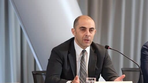Tre persona qëllojnë me sende të forta në kokë avokatin e Sali Berishës, dërgohet me urgjencë në spital