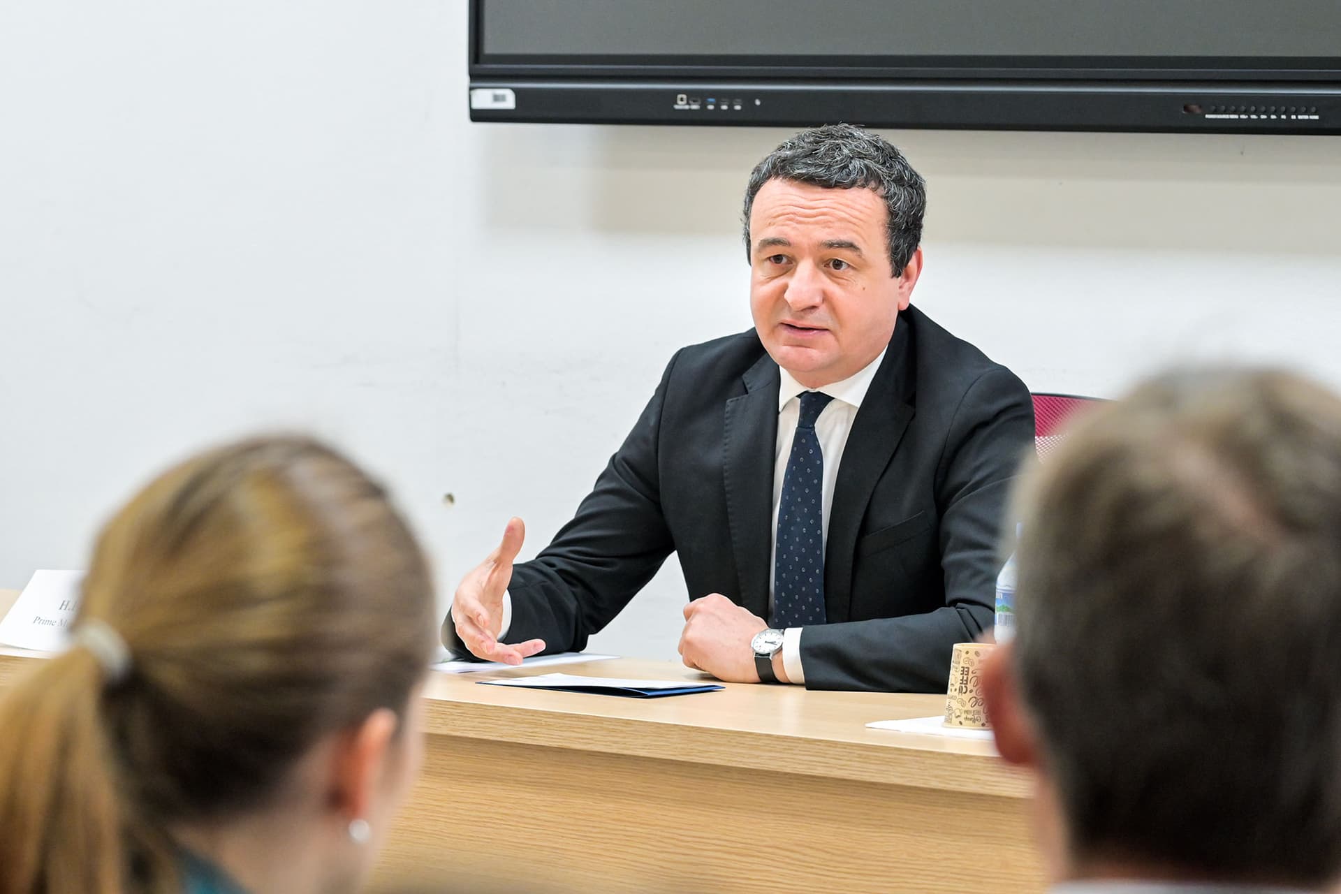 Kurti bashkëbisedon me studentët e Akademisë Diplomatike të Vjenës