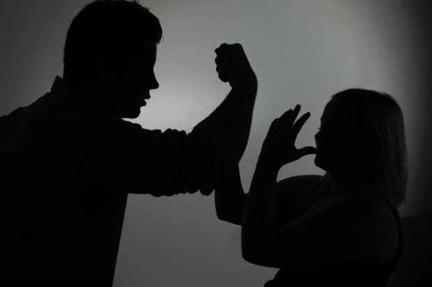 Arrestohen burrë e grua në Pejë, u rrahën mes vete