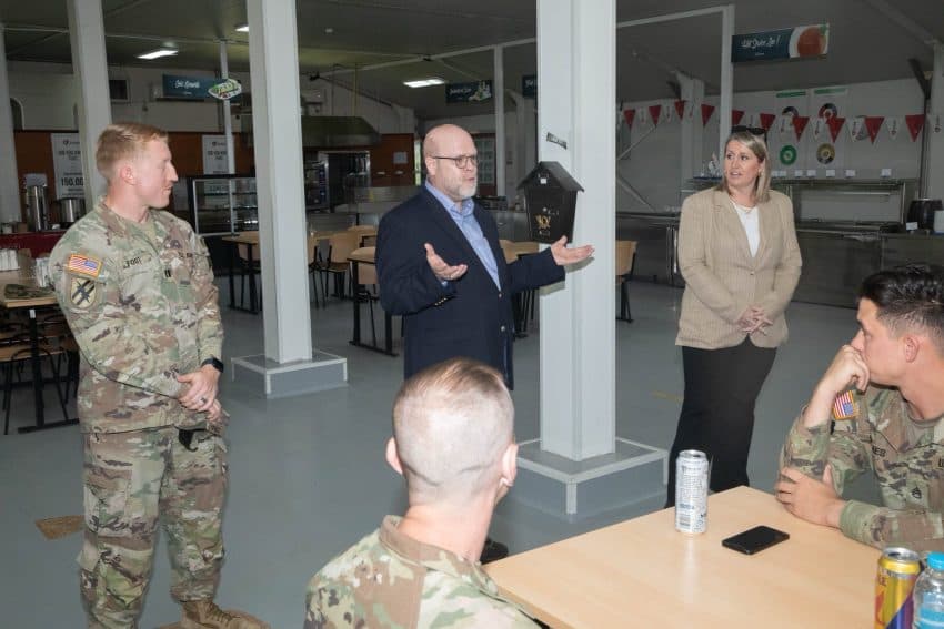 Ambasadori Hovenier viziton kampin Notting Hill në veri të Kosovës