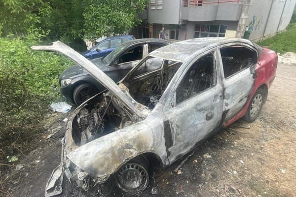 ​Digjen veturat me tabela serbe në veri