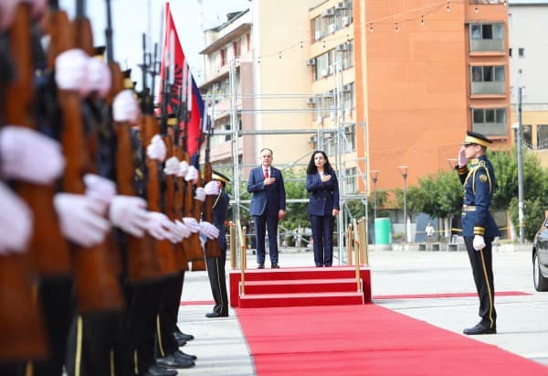 ​Begaj pritet nga Osmani me nderime shtetërore
