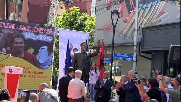 ​Zbulohet shtatorja e ish-kryeministrit britanik Tony Blair në Ferizaj