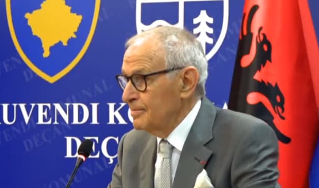 Komuna e Deçanit nderon me çmimin “Qytetar Nderi” neurokirurgun Mentor Petrela