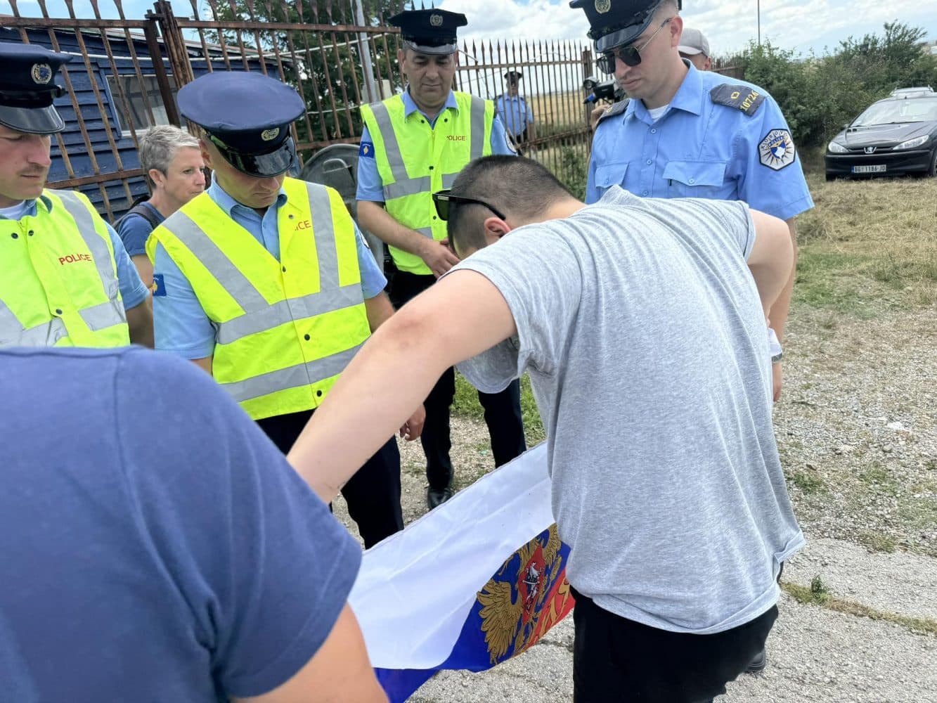Policia kontrollon serbët që po mblidhen në Gazimestan, largon bluzat provokuese e flamuj serb