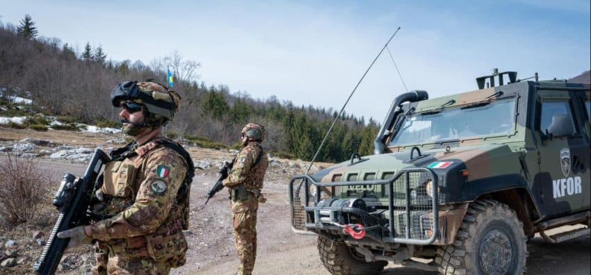 Ushtarët italianë patrulluan në pikën kufitare midis Kosovës dhe Serbisë