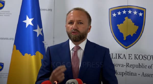 PDK e LDK e konsiderojnë Kurtin si “koka e korrupsionit”: Aferat e skandalet e kanë përcjellë Qeverinë