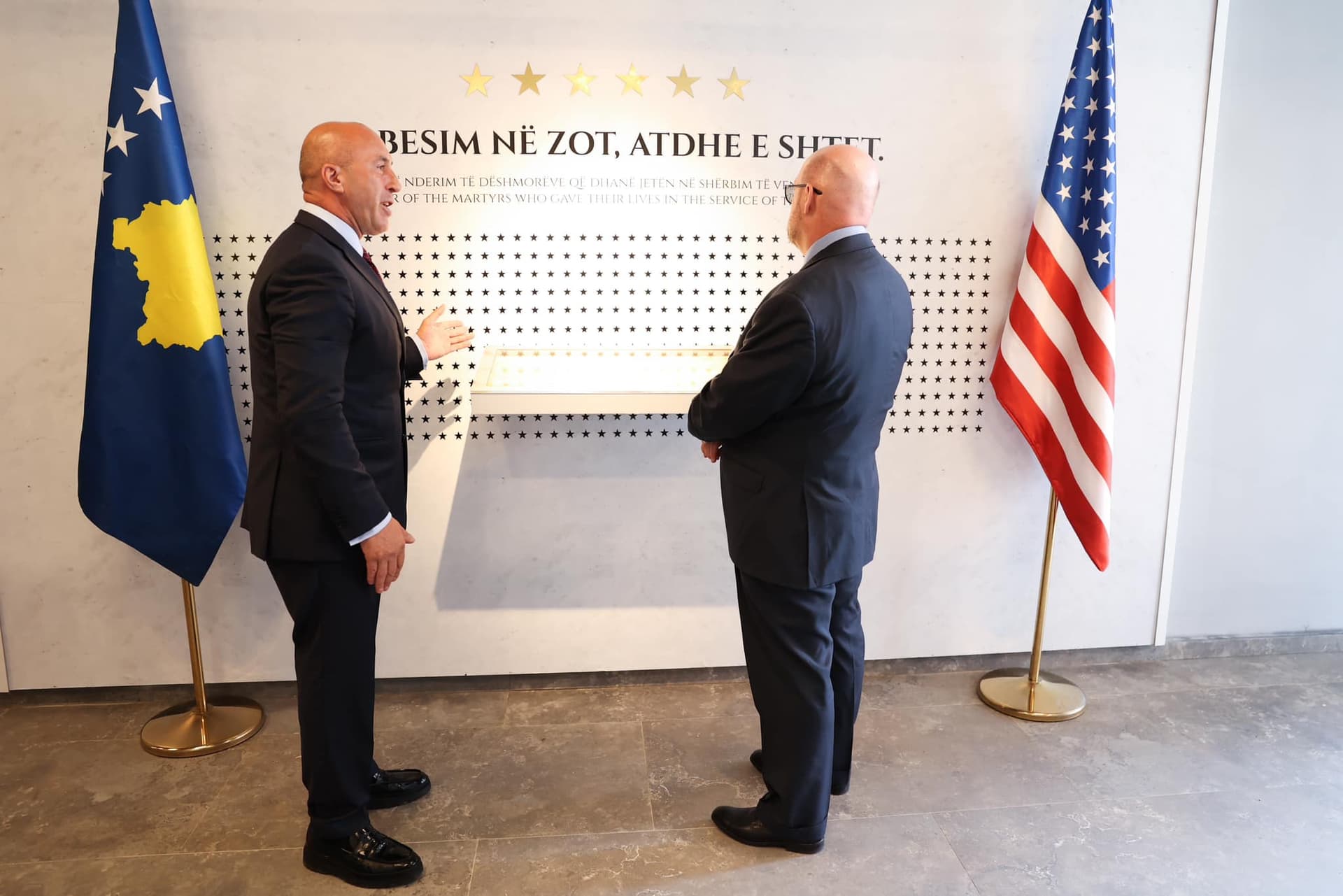 Hapen zyrat e reja të AAK-së, mysafiri i parë i Haradinajt ishte ambasadori Hovenier