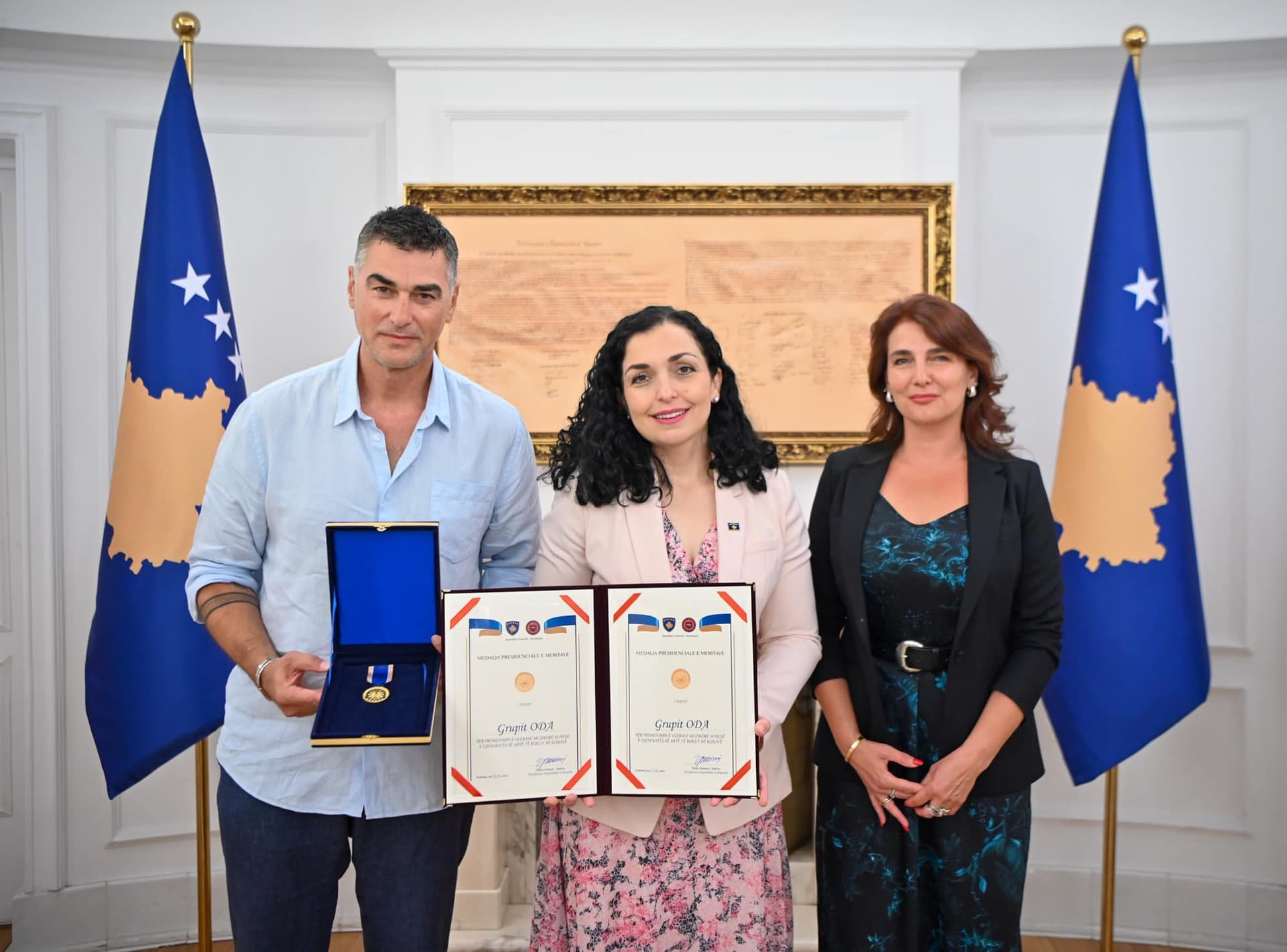 Presidentja Osmani ia dorëzoi medaljen Presidenciale të Meritave rock grupit Oda