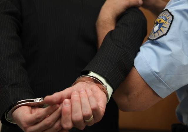 Pas një mosmarrëveshjeje sulmoi fizikisht gruan, arrestohet pejani