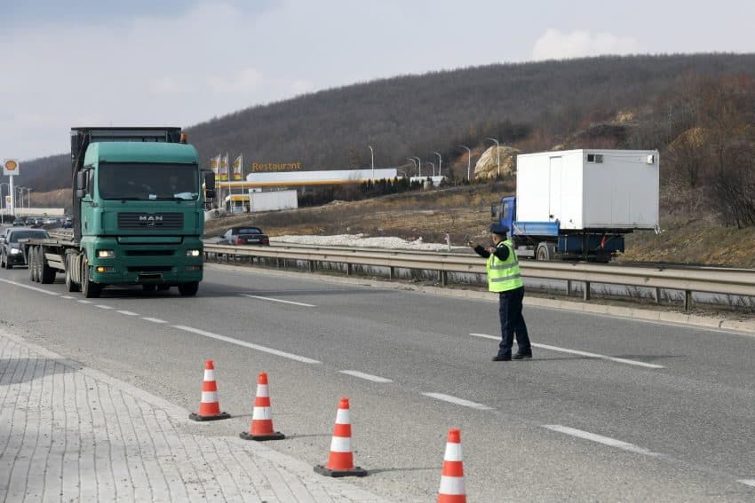 Pas freskimit të motit, shfuqizohet ndalimi i qarkullimit të kamionëve mbi 7.5T