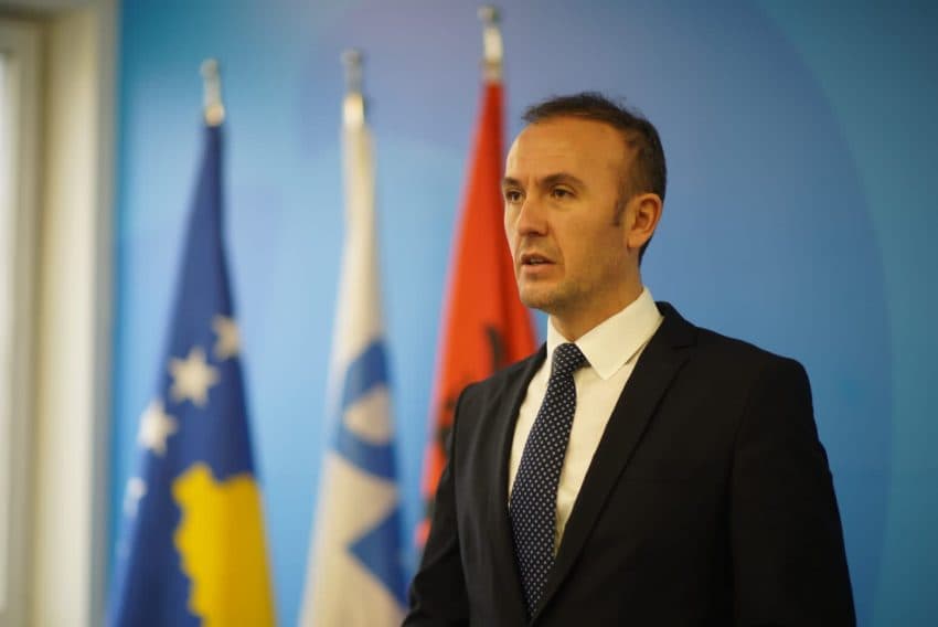Deputeti i PDK-së ngre shqetësime për kontratat njëburimore në Kosovë