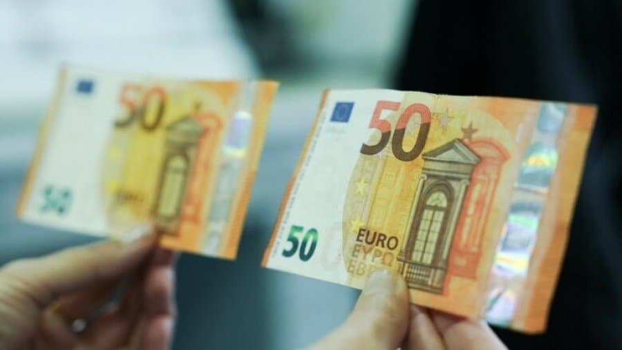 11 biznese deponojnë para të falsifikuara në një bankë në Prishtinë