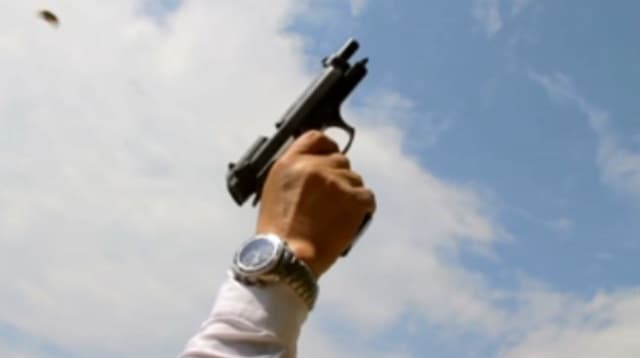 Publikoi foto me armë në rrjete sociale, Policia ia bastis shtëpinë një burri në Novobërdë