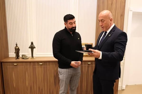 Haradinaj e nderon Medën me medaljen “Me besim në zot, atdhe e shtet”