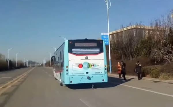 ​Autobusi i shkollës përplaset me turmën në Kinën lindore duke vrarë 11 persona