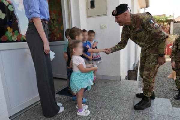 KFOR-i dhuron një kënd lojërash për fëmijët e Hoçës së Madhe